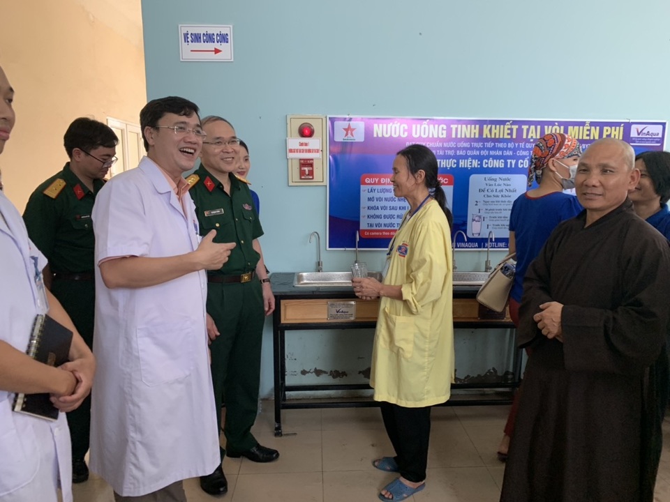 Bệnh nhân ung thư điều trị tại viện K3 Tân Triều tha hồ uống nước tinh khiết tại vòi - 10 Bệnh nhân ung thư điều trị tại viện K3 Tân Triều tha hồ uống nước tinh khiết tại vòi - 10