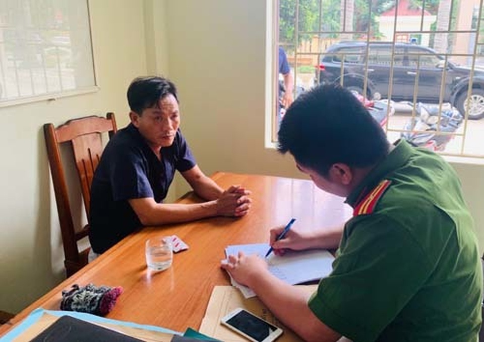 Chong nguoi thi hanh cong vu ngoai.jpg Bắt giữ chủ nhà nghỉ hành hung vợ con, tấn công cảnh sát - 1
