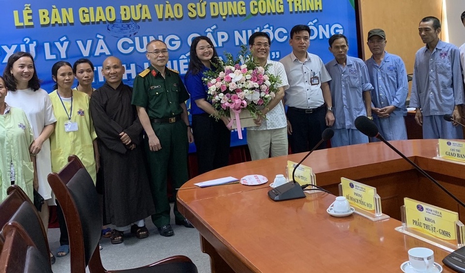 Bệnh nhân ung thư điều trị tại viện K3 Tân Triều tha hồ uống nước tinh khiết tại vòi - 1 Bệnh nhân ung thư điều trị tại viện K3 Tân Triều tha hồ uống nước tinh khiết tại vòi - 1