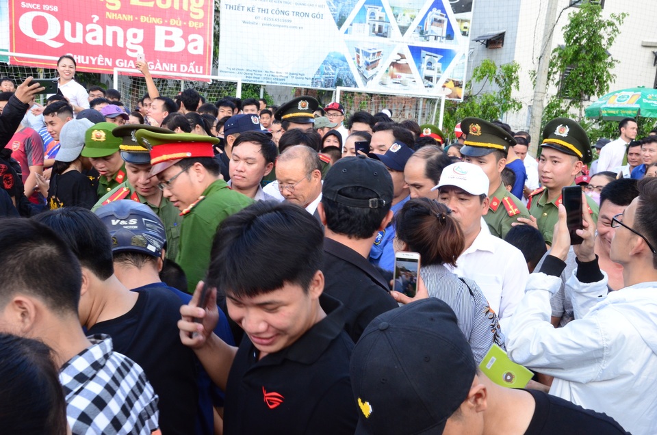 Huấn luyện viên Park Hang-seo giao lưu với người hâm mộ Quảng Ngãi - 1 Huấn luyện viên Park Hang-seo giao lưu với người hâm mộ Quảng Ngãi - 1