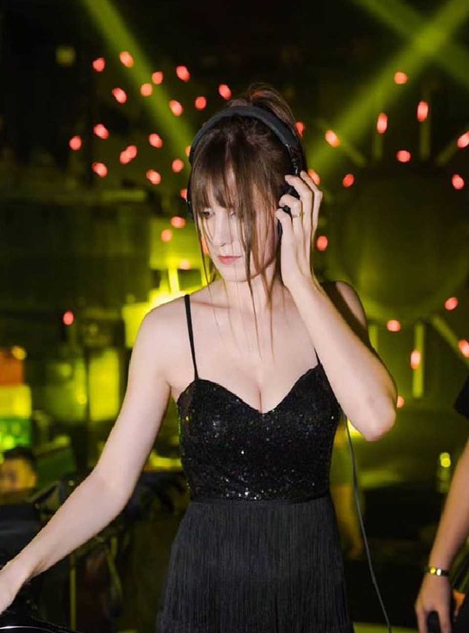 Hot girl DJ mặt xinh như búp bê chụp ảnh với sen, đời thường đẹp hết nấc - 8 Hot girl DJ mặt xinh như búp bê chụp ảnh với sen, đời thường đẹp hết nấc - 8