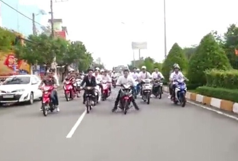 Nhóm thanh niên bốc đầu xe máy: Vui quá đà trong đám cưới? - 3