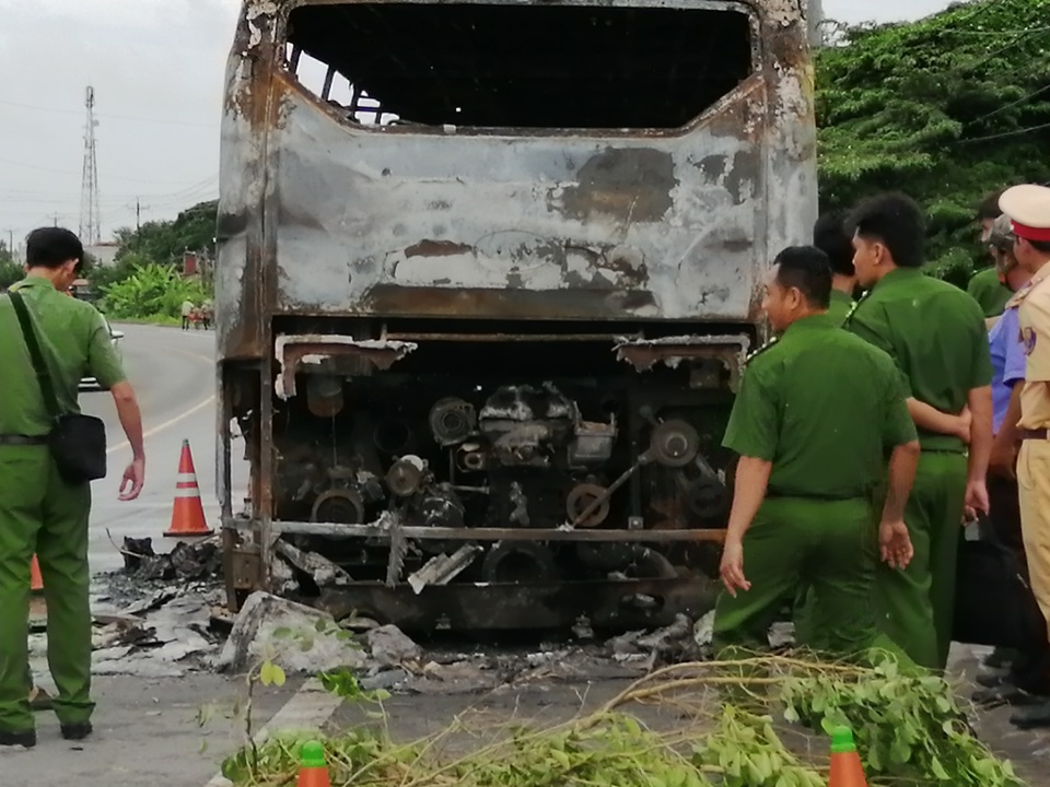 Vụ xe đang chở nhiều hành khách bất ngờ bốc cháy: Giám định chất lượng nhiên liệu - 2 Vụ xe đang chở nhiều hành khách bất ngờ bốc cháy: Giám định chất lượng nhiên liệu - 2