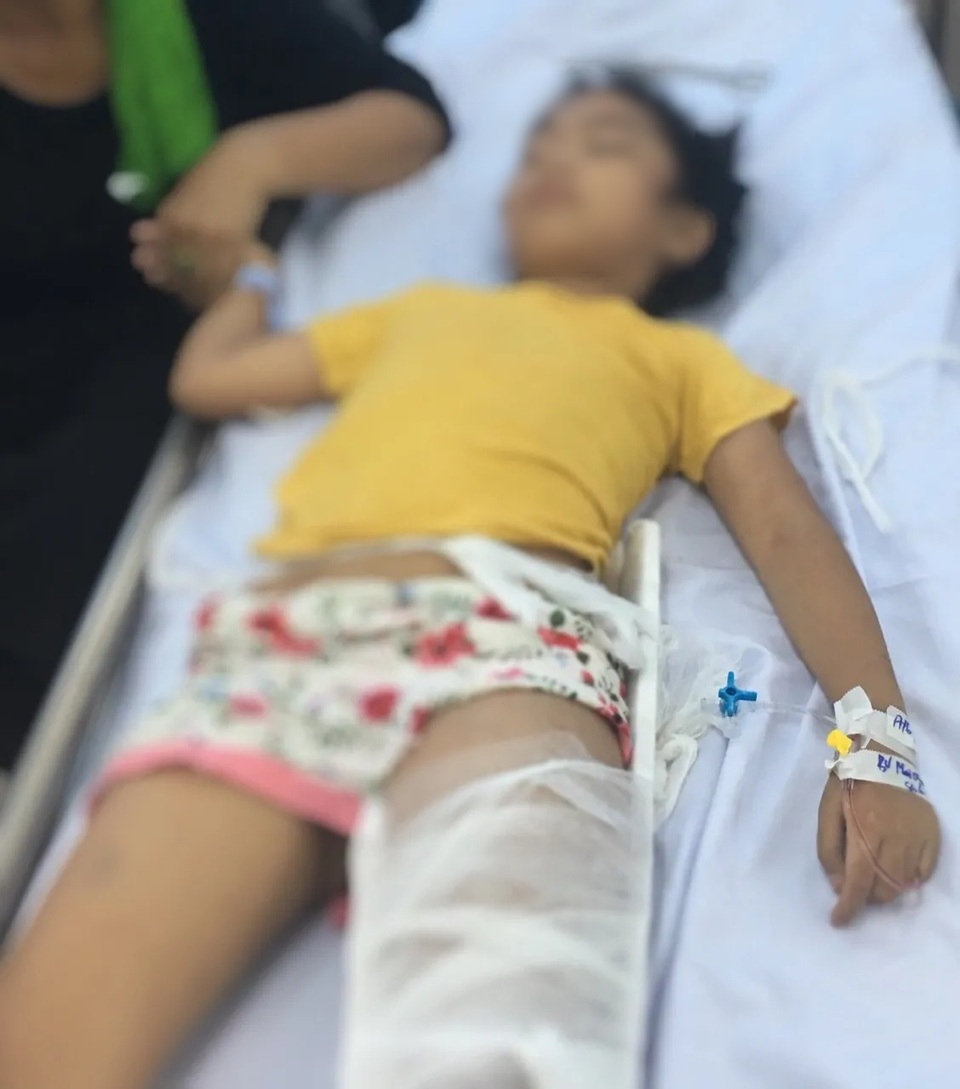 2 nạn nhân nhỏ tuổi vụ xe khách tông xe tải ở Hoà Bình phải chuyển lên Bệnh viện Việt Đức cấp cứu - 1 2 nạn nhân nhỏ tuổi vụ xe khách tông xe tải ở Hoà Bình phải chuyển lên Bệnh viện Việt Đức cấp cứu - 1