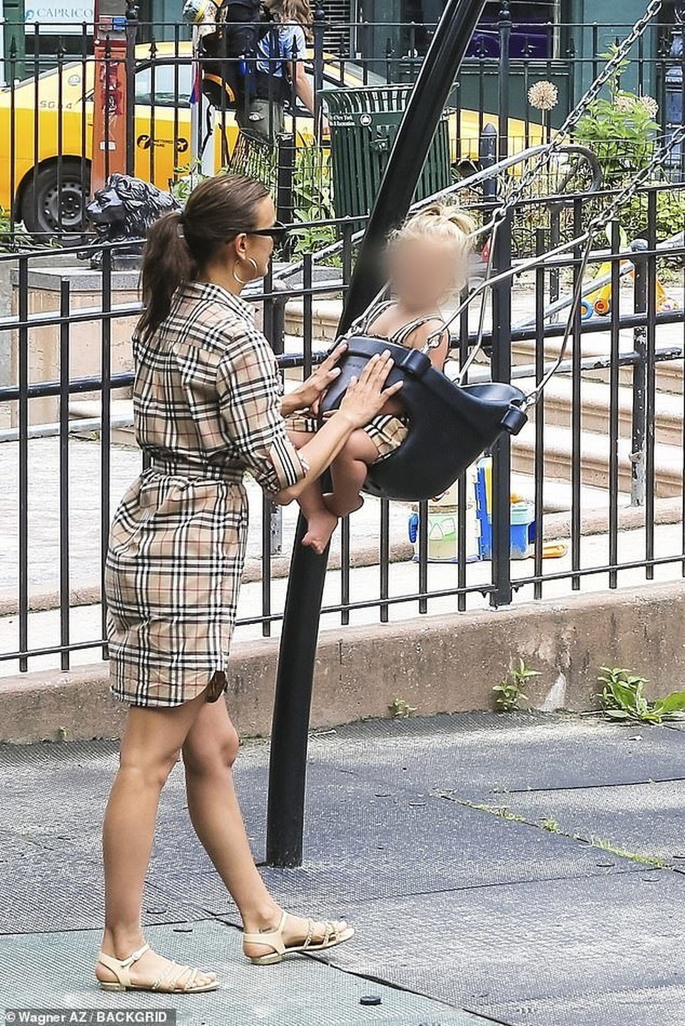 Hậu chia tay Bradley Cooper, Irina Shayk sống vui vẻ và hạnh phúc - 2 Hậu chia tay Bradley Cooper, Irina Shayk sống vui vẻ và hạnh phúc - 2