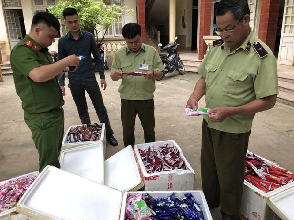 Thu giữ 8 ngàn que kem TQ, lộ những đường dây nhập kem giá siêu rẻ - 2 Thu giữ 8 ngàn que kem TQ, lộ những đường dây nhập kem giá siêu rẻ - 2