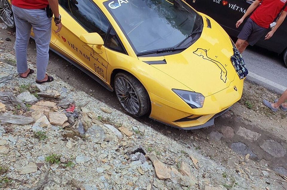 Lamborghini Avantador S “gặp nạn” trên cao nguyên Mộc Châu - 2 Lamborghini Avantador S “gặp nạn” trên cao nguyên Mộc Châu - 2
