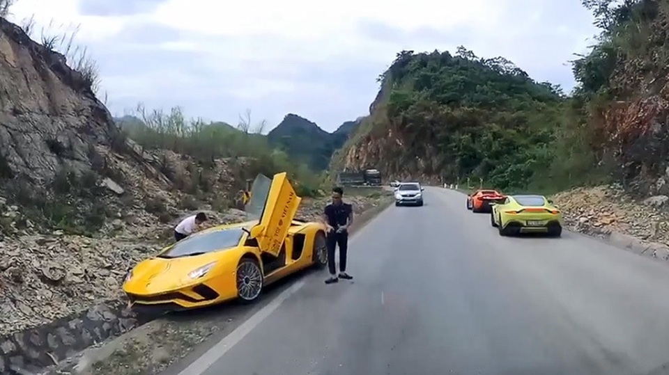 Lamborghini Avantador S “gặp nạn” trên cao nguyên Mộc Châu - 1 Lamborghini Avantador S “gặp nạn” trên cao nguyên Mộc Châu - 1