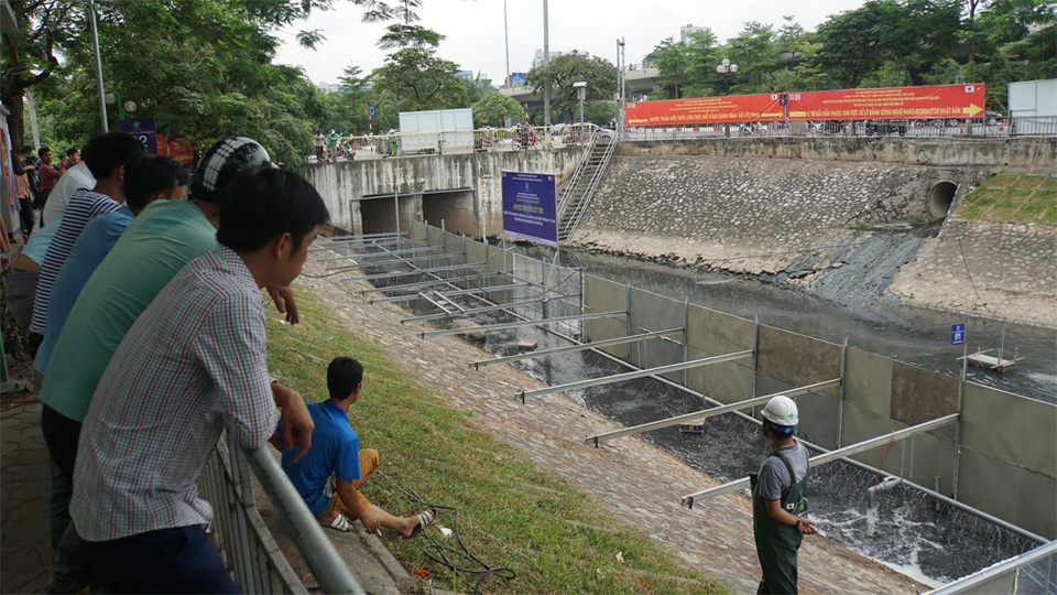 Xem màn trình diễn biến bùn thành CO2 và nước trên sông Tô Lịch - 17 Xem màn trình diễn biến bùn thành CO2 và nước trên sông Tô Lịch - 17