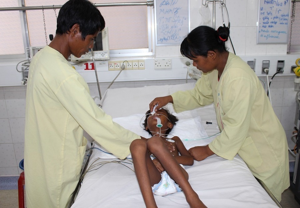 Xót xa cậu bé dân tộc Stiêng chỉ còn da bọc xương thoi thóp trên giường bệnh - 2