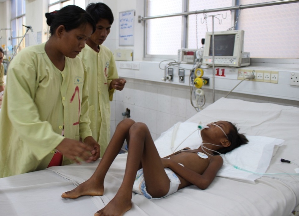 Xót xa cậu bé dân tộc Stiêng chỉ còn da bọc xương thoi thóp trên giường bệnh - 6