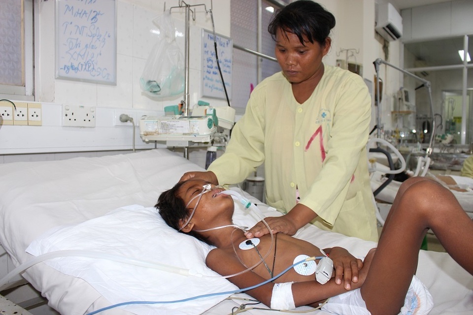 Xót xa cậu bé dân tộc Stiêng chỉ còn da bọc xương thoi thóp trên giường bệnh - 7