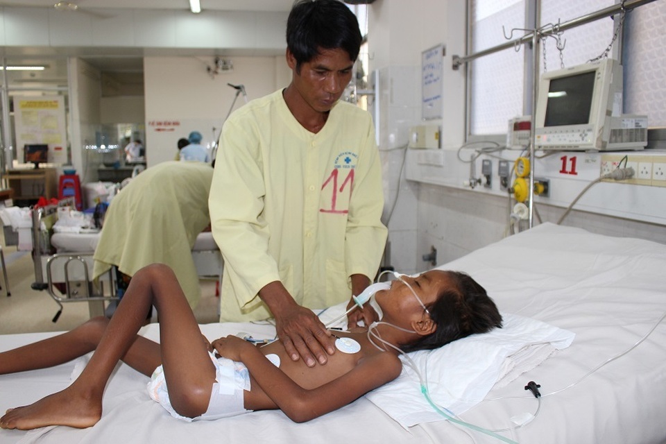 Xót xa cậu bé dân tộc Stiêng chỉ còn da bọc xương thoi thóp trên giường bệnh - 3