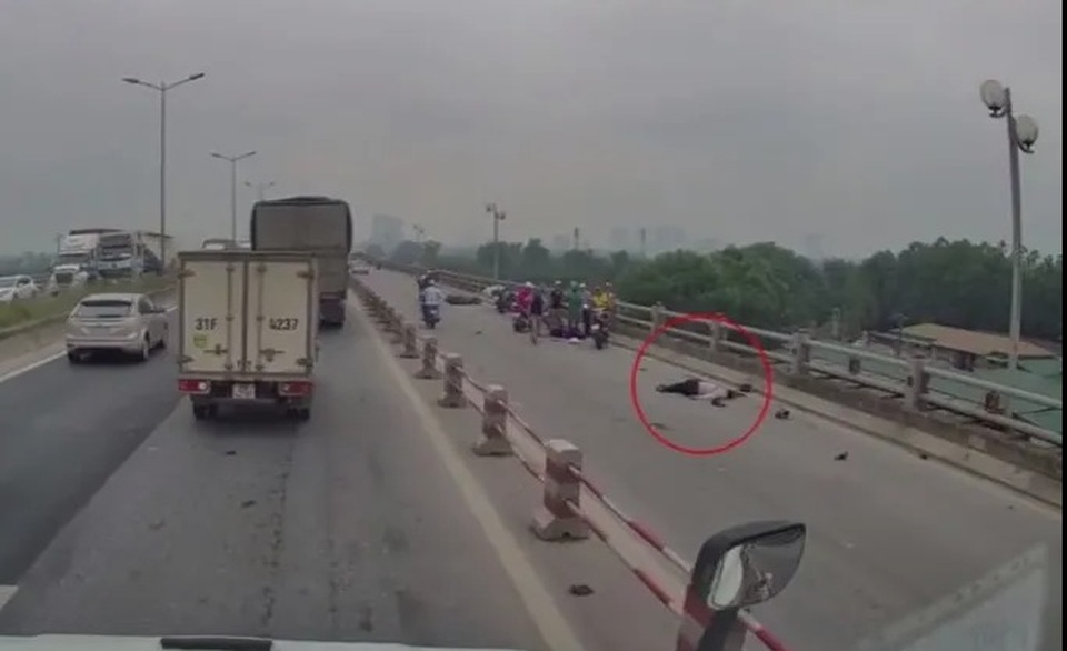 Xe máy tự lao vào lan can cầu Thanh Trì, 2 người thương vong - 1 Xe máy tự lao vào lan can cầu Thanh Trì, 2 người thương vong - 1