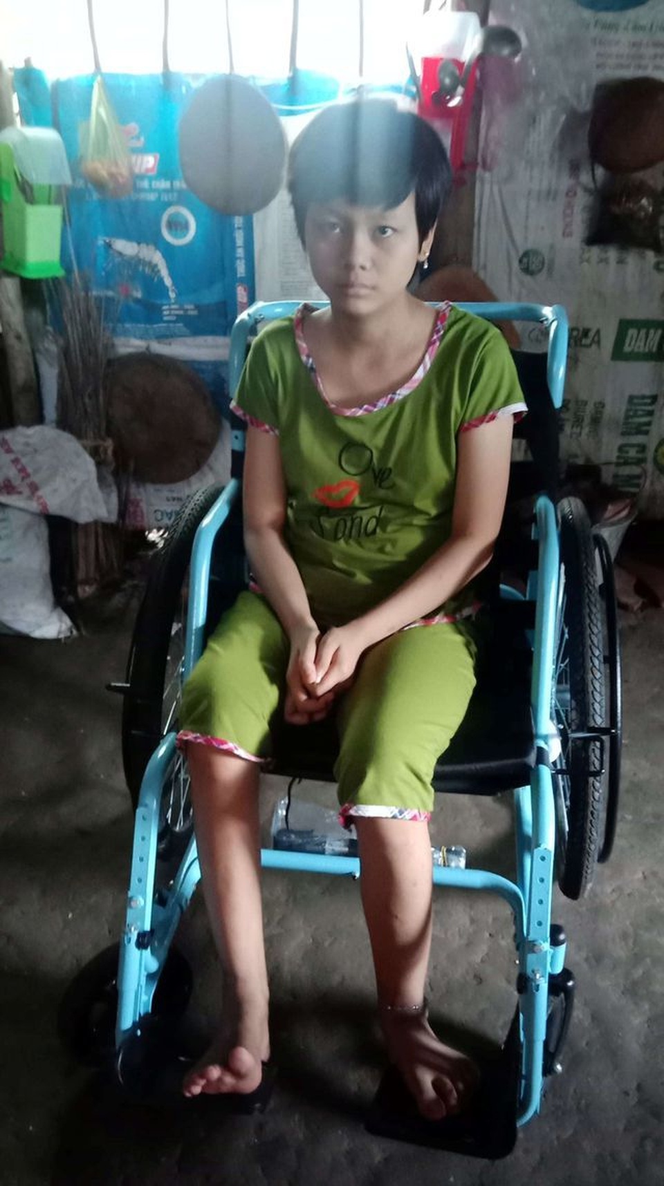 Bạn đọc Dân trí giúp đỡ cô bé 16 tuổi bị ung thư xương hơn 86 triệu đồng - 3 Bạn đọc Dân trí giúp đỡ cô bé 16 tuổi bị ung thư xương hơn 86 triệu đồng - 3