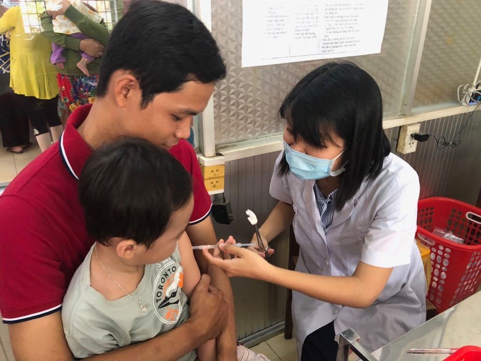 Chuyên gia hướng dẫn theo dõi, phát hiện phản ứng sau tiêm chủng - 1 Chuyên gia hướng dẫn theo dõi, phát hiện phản ứng sau tiêm chủng - 1