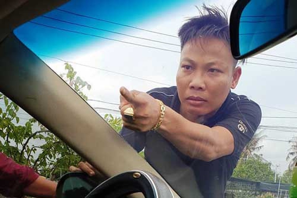 Vụ giang hồ vây xe chở công an: Khởi tố vụ án, bắt nghi can thứ 3 - 2 Vụ giang hồ vây xe chở công an: Khởi tố vụ án, bắt nghi can thứ 3 - 2