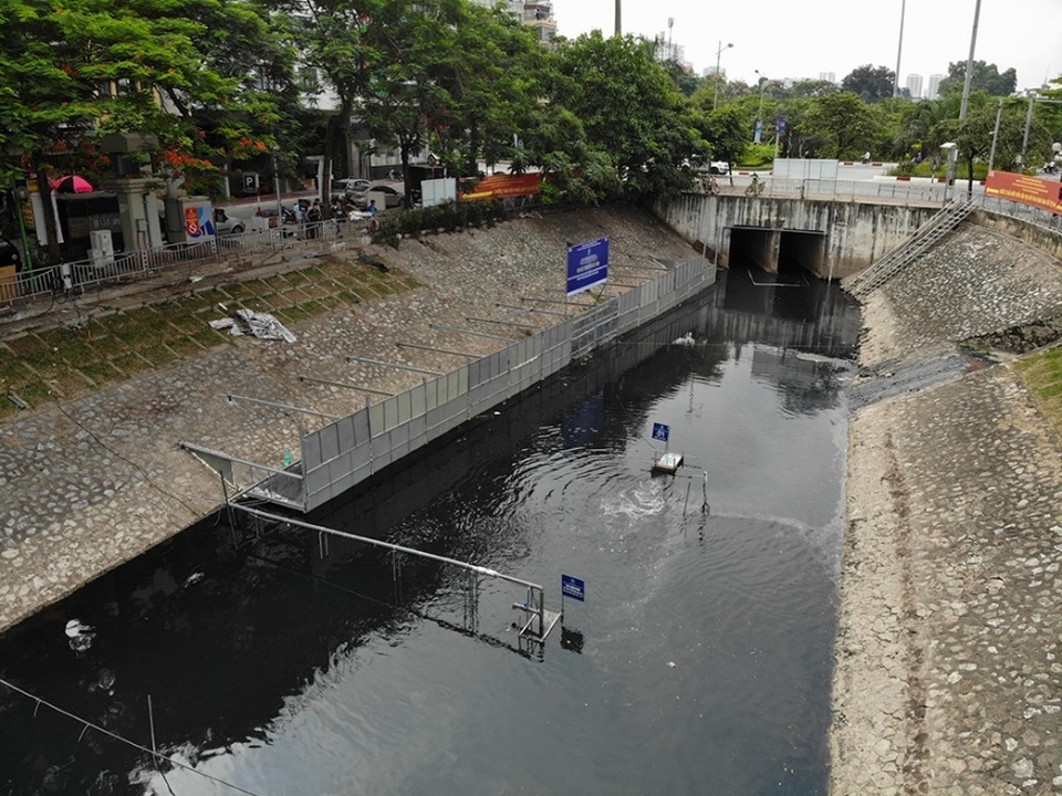 Xem màn trình diễn biến bùn thành CO2 và nước trên sông Tô Lịch - 2 Xem màn trình diễn biến bùn thành CO2 và nước trên sông Tô Lịch - 2