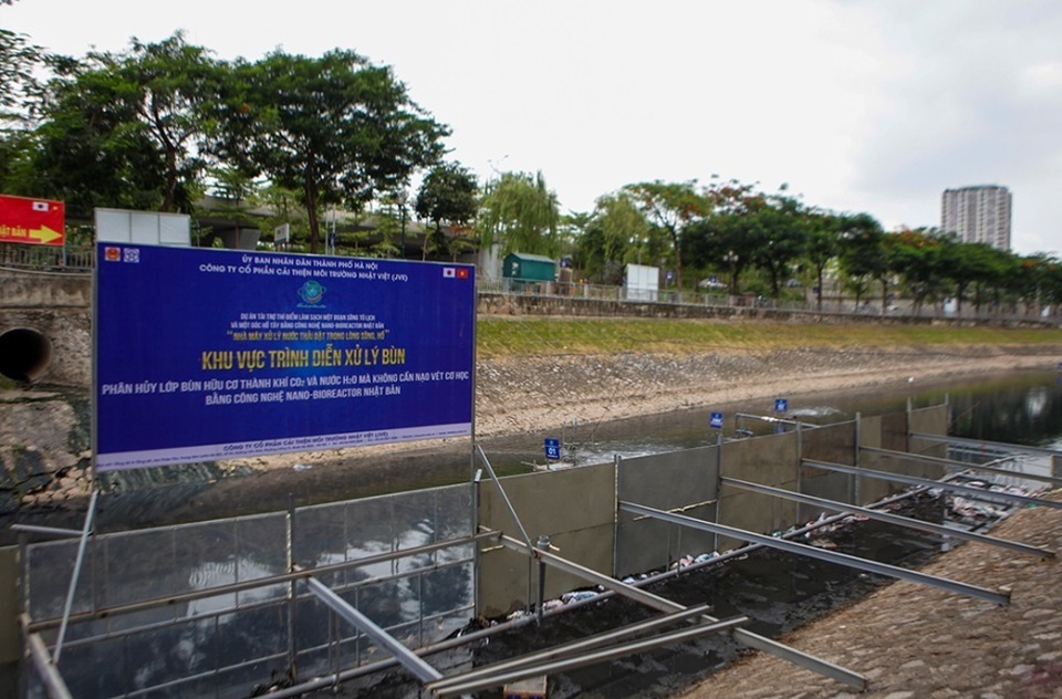 Xem màn trình diễn biến bùn thành CO2 và nước trên sông Tô Lịch - 5 Xem màn trình diễn biến bùn thành CO2 và nước trên sông Tô Lịch - 5