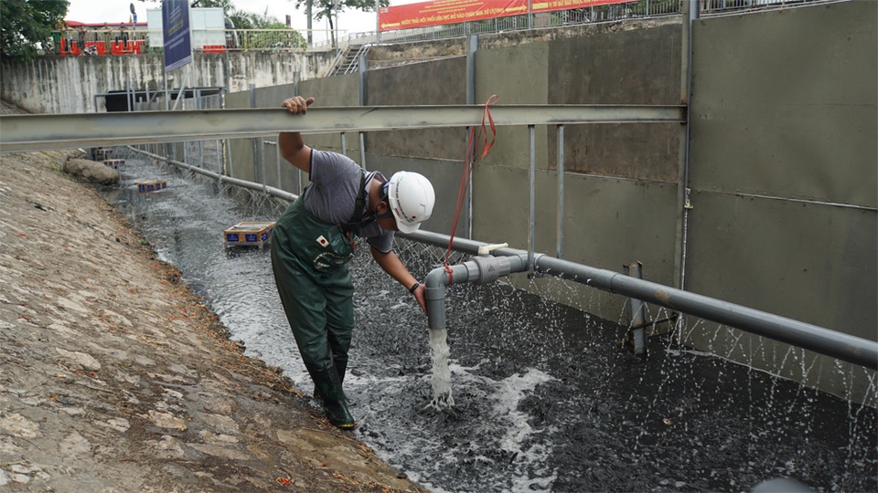 Xem màn trình diễn biến bùn thành CO2 và nước trên sông Tô Lịch - 14 Xem màn trình diễn biến bùn thành CO2 và nước trên sông Tô Lịch - 14