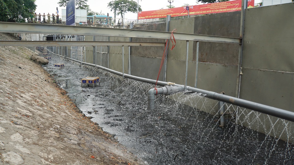 Xem màn trình diễn biến bùn thành CO2 và nước trên sông Tô Lịch - 16 Xem màn trình diễn biến bùn thành CO2 và nước trên sông Tô Lịch - 16