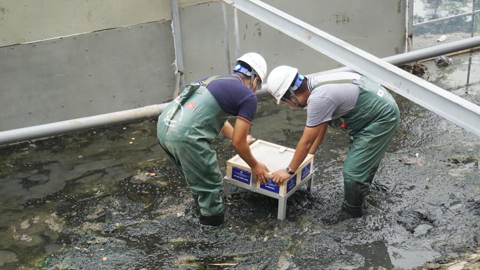 Xem màn trình diễn biến bùn thành CO2 và nước trên sông Tô Lịch - 10 Xem màn trình diễn biến bùn thành CO2 và nước trên sông Tô Lịch - 10