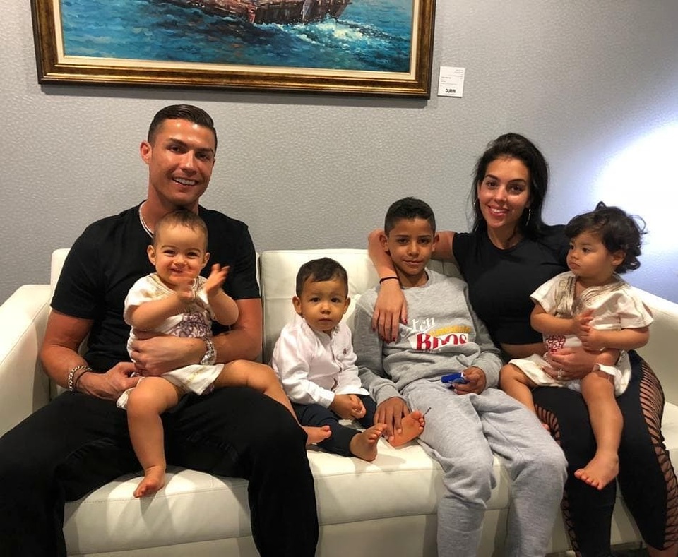Ronaldo và bạn gái trở về sau kỳ nghỉ tại Hi Lạp - 7 Ronaldo và bạn gái trở về sau kỳ nghỉ tại Hi Lạp - 7