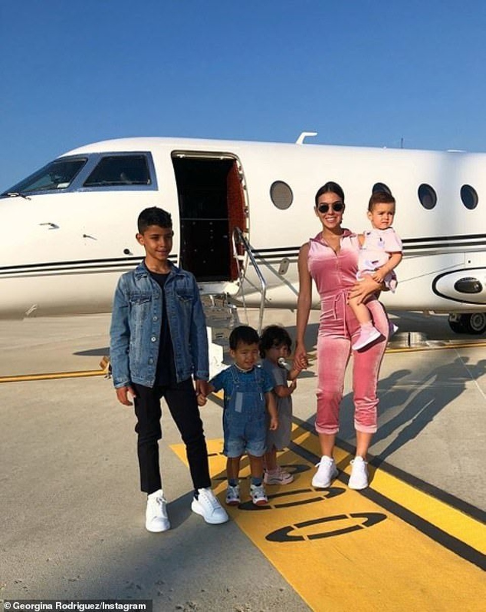 Ronaldo và bạn gái trở về sau kỳ nghỉ tại Hi Lạp - 6 Ronaldo và bạn gái trở về sau kỳ nghỉ tại Hi Lạp - 6