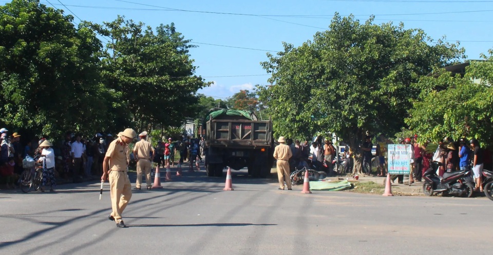 3 mẹ con va chạm với xe tải, mẹ tử vong, 2 con bị thương - 1