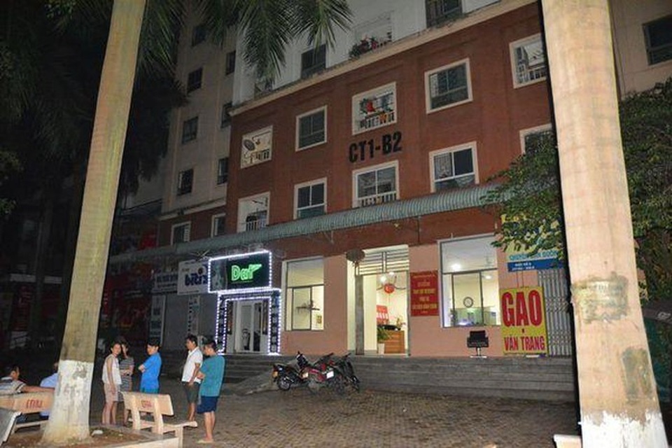 Bé gái 6 tuổi rơi từ ban công tầng 14 khi đang ở nhà một mình - 1