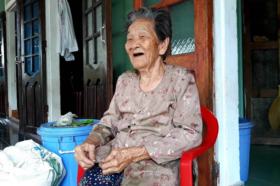 Cụ bà Quảng Trị 102 tuổi có 12 người con, 176 cháu nội ngoại - 1