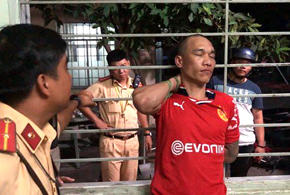 CSGT truy đuổi, tóm gọn tên cướp taixi táo tợn - 2