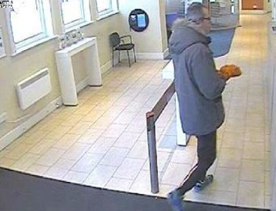 Vác chuối giả súng đi cướp ngân hàng - 2