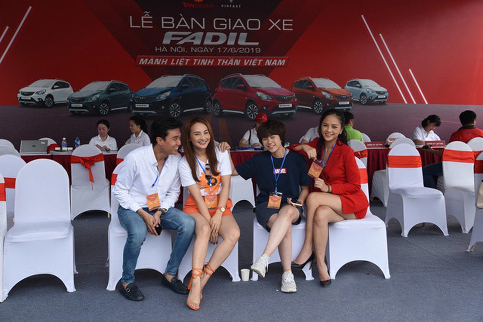 Dàn sao Về nhà đi con đùa nghịch tại buổi lễ bàn giao xe VinFast Fadil - 1 Dàn sao Về nhà đi con đùa nghịch tại buổi lễ bàn giao xe VinFast Fadil - 1