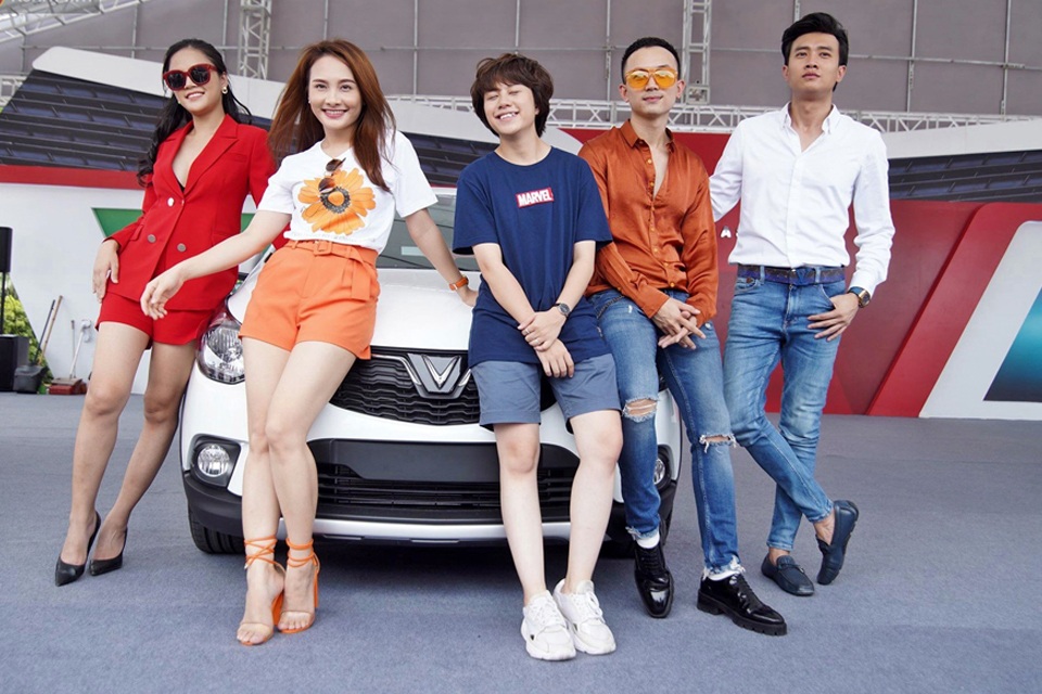 Dàn sao Về nhà đi con đùa nghịch tại buổi lễ bàn giao xe VinFast Fadil - 2 Dàn sao Về nhà đi con đùa nghịch tại buổi lễ bàn giao xe VinFast Fadil - 2