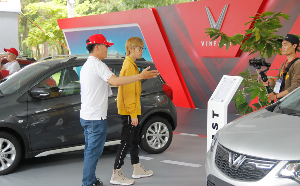 Dàn sao Về nhà đi con đùa nghịch tại buổi lễ bàn giao xe VinFast Fadil - 10 Dàn sao Về nhà đi con đùa nghịch tại buổi lễ bàn giao xe VinFast Fadil - 10
