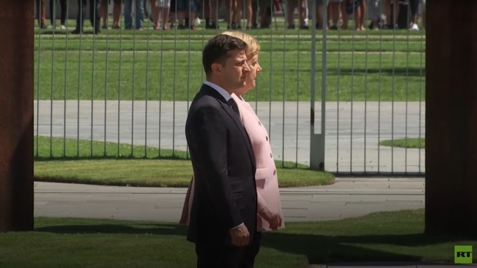 Video Thủ tướng Đức Merkel run rẩy làm dấy lên nghi vấn về sức khỏe - 1 Video Thủ tướng Đức Merkel run rẩy làm dấy lên nghi vấn về sức khỏe - 1