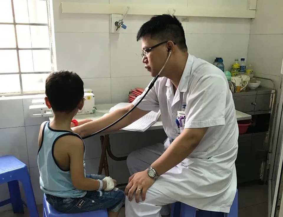 Hà Nội: Nghịch ngợm nhảy xuống bể bơi, bé trai 5 tuổi đuối nước - 1 Hà Nội: Nghịch ngợm nhảy xuống bể bơi, bé trai 5 tuổi đuối nước - 1