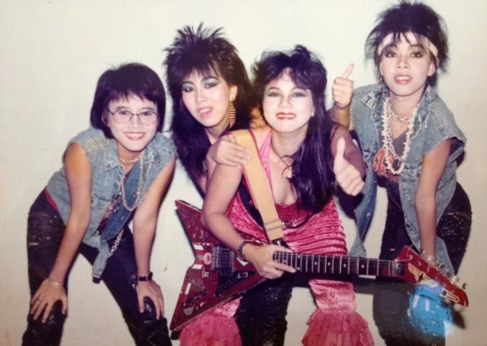 “Nữ hoàng băng cát - sét” được đại gia tán tỉnh, tặng tiền, tặng cả xe hoa hồng - 1