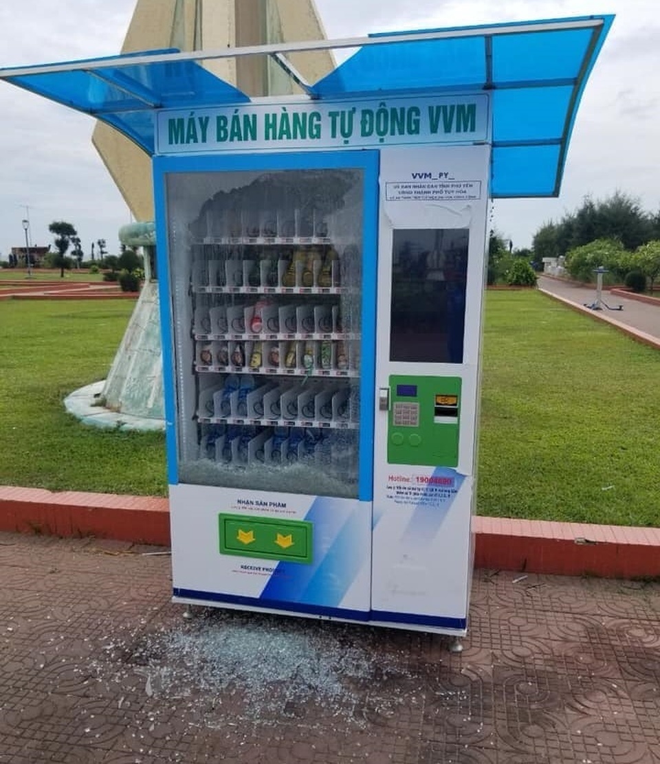 Phú Yên: Hàng loạt máy bán hàng tự động mới vận hành đã bị phá hoại tan tành! - 1