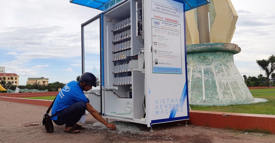 Phú Yên: Hàng loạt máy bán hàng tự động mới vận hành đã bị phá hoại tan tành! - 2