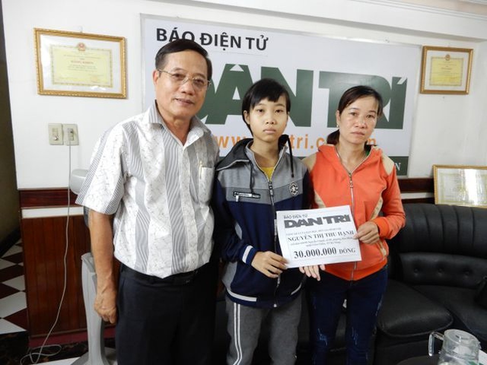 Cô học sinh nghèo mắc bệnh suy thận mạn được bạn đọc Dân trí giúp đỡ 30 triệu đồng - 1 Cô học sinh nghèo mắc bệnh suy thận mạn được bạn đọc Dân trí giúp đỡ 30 triệu đồng - 1