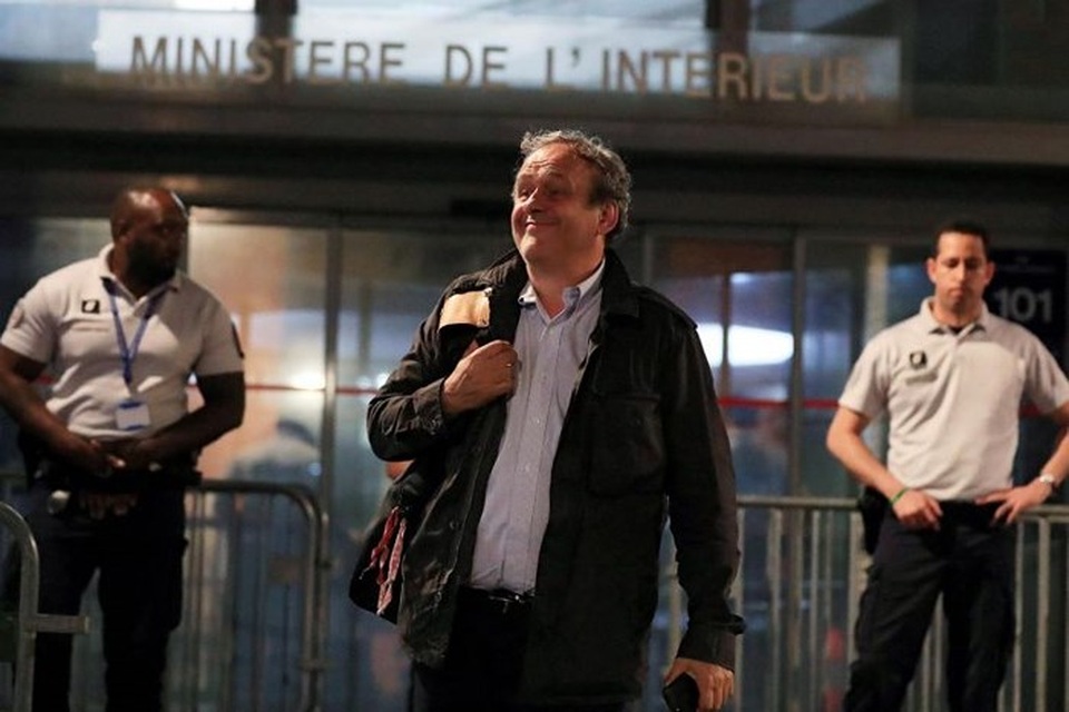 Được thả tự do, cựu Chủ tịch UEFA Michel Platini tươi cười rời sở cảnh sát - 1 Được thả tự do, cựu Chủ tịch UEFA Michel Platini tươi cười rời sở cảnh sát - 1