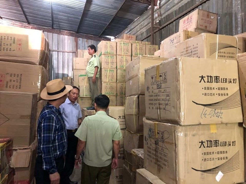 Đột kích kho hàng tại TPHCM thu giữ hàng triệu bộ ấm chén, bát đũa Trung Quốc - 1 Đột kích kho hàng tại TPHCM thu giữ hàng triệu bộ ấm chén, bát đũa Trung Quốc - 1