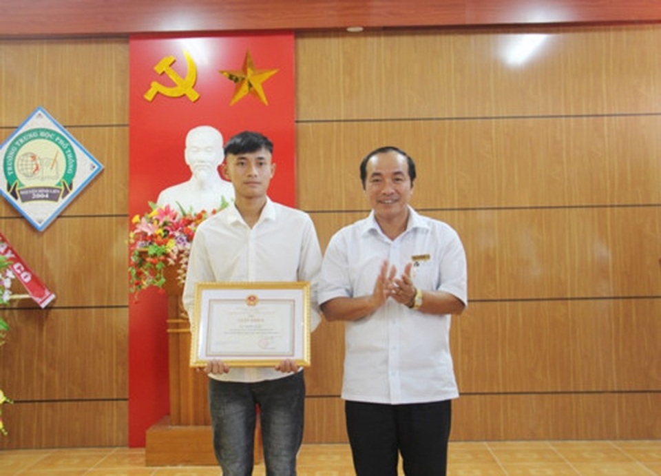 Khen thưởng nam sinh cứu 3 người bị sóng biển cuốn - 1 Khen thưởng nam sinh cứu 3 người bị sóng biển cuốn - 1