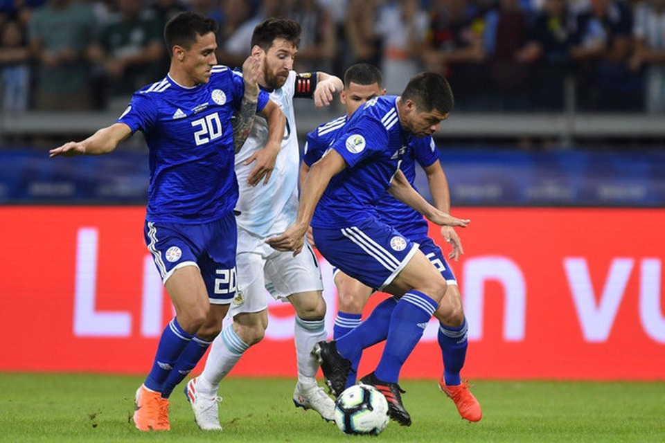 Argentina thi đấu kém cỏi: Có một Messi lạc lõng… - 2 Argentina thi đấu kém cỏi: Có một Messi lạc lõng… - 2