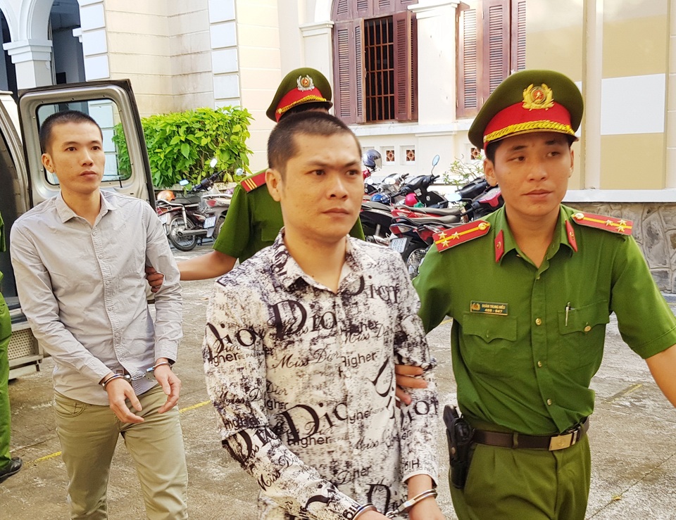 Hai anh em ruột lĩnh án tù vì chém bạn nhậu tại quán - 1 Hai anh em ruột lĩnh án tù vì chém bạn nhậu tại quán - 1