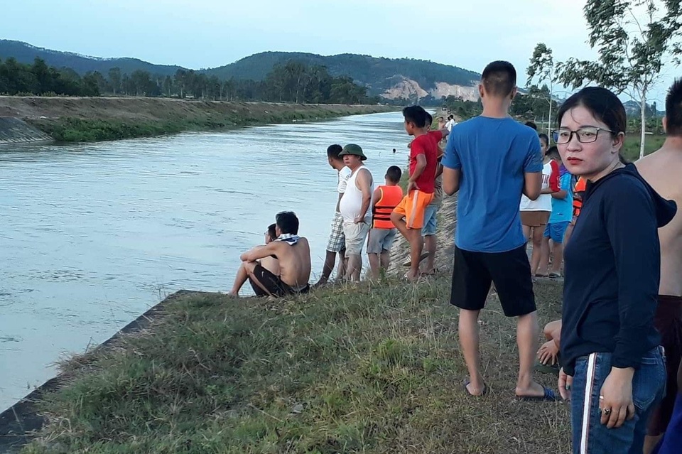 Ngồi chơi bên bờ sông cùng bạn, thiếu nữ rơi xuống sông tử vong - 1 Ngồi chơi bên bờ sông cùng bạn, thiếu nữ rơi xuống sông tử vong - 1