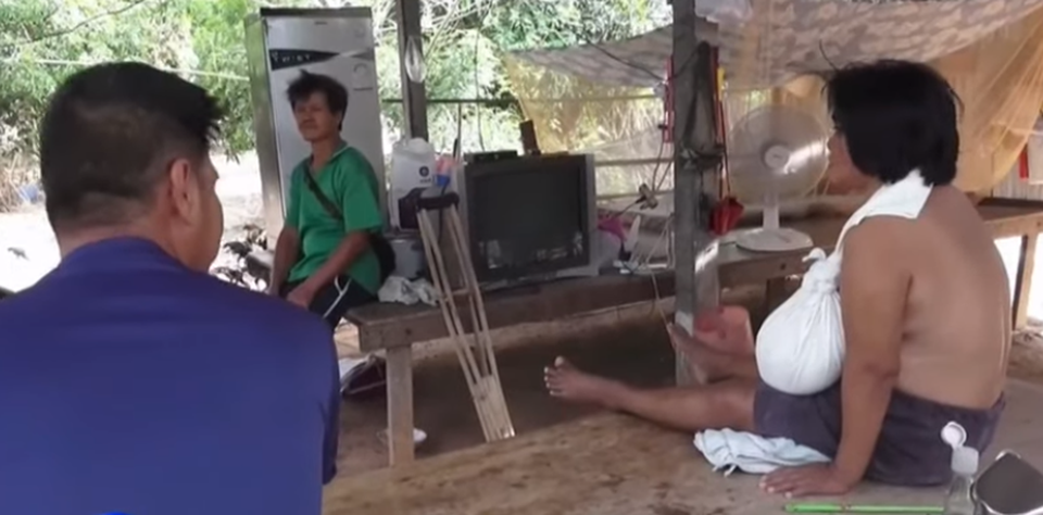 Bí ẩn người phụ nữ trung niên có bộ ngực phát triển không kiểm soát - 2 Bí ẩn người phụ nữ trung niên có bộ ngực phát triển không kiểm soát - 2