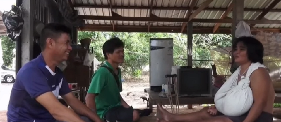 Bí ẩn người phụ nữ trung niên có bộ ngực phát triển không kiểm soát - 3 Bí ẩn người phụ nữ trung niên có bộ ngực phát triển không kiểm soát - 3